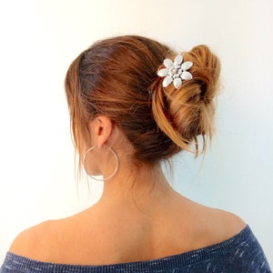 JUNE - Simple and pretty! A seven-petal flower hairpin. This beauty gives a nice-looking effect to your hair complementing all your outfits