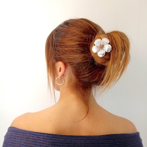 MÉRIDA - Cute hairpin inspired by the beautiful wild flowers outline. A nice-looking addition for your hair, complementing all your outfits