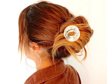 GILDA - Forma elegante e glamour con linee sinuose e incisioni fini. Un'aggiunta accattivante ai tuoi capelli che completa tutto il tuo outfit