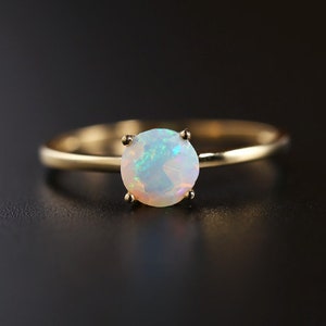 Bague de promesse solitaire ronde avec opale d&#39;Éthiopie en or 9 carats Bague de proposition d&#39;opale classique avec opale d&#39;Éthiopie, anniversaire minimaliste d&#39;octobre, pierre de naissance