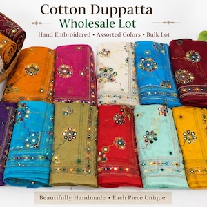Könnte beinhalten: Ein Großhandelsposten aus Baumwoll-Dupattas in verschiedenen Farben wie Orange, Pink, Rot, Blau, Grün und Violett. Jedes Stück zeigt handgestickte Blumenmuster mit kleinen runden Spiegeln. Text: Cotton Duppatta Wholesale Lot.