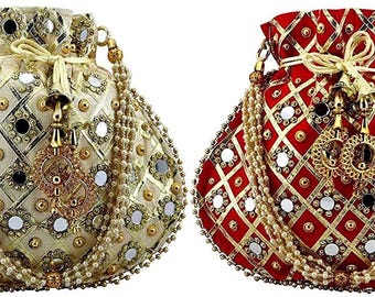 Puede incluir: Dos bolsas de cordón adornadas con espejos. Una bolsa es dorada con forro blanco y la otra es roja con forro blanco. Ambas bolsas tienen una correa de cadena dorada y un borla.