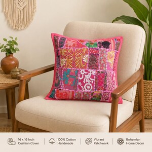 Könnte beinhalten: Ein quadratischer Kissenbezug mit einem lebendigen Patchwork-Design in Pink-, Magenta- und Orangetönen. Der Stoff zeigt aufwendige Stickereien, florale Muster und geometrische Motive. Ausgewiesen als 41 mal 41 cm und 100% Baumwolle.