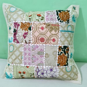 Funda de almohada de patchwork hecha a mano: manta sari india bordada (40,6 x 40,6 cm)
