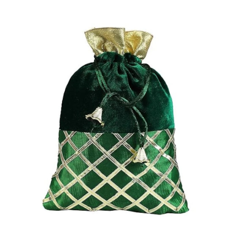 K&ouml;nnte beinhalten: Eine gr&uuml;ne Samt-Kordeltasche mit goldenen Verzierungen und einem Rautenmuster. Die Tasche hat an jeder Seite einen goldenen Quasten.