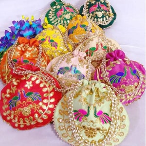 Lote de 100 a 200 bolsos de mano bordados para mujer/bolsos potli étnicos tradicionales Gotta Patti Work, obsequios de boda hechos a mano, pulseras de regalo