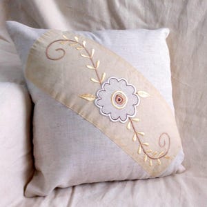 Carino piccolo cuscino indiano bianco sporco fatto a mano con fiori ricamati fodera per cuscino 12 x 12 pollici federa per cuscino cuscini per auto