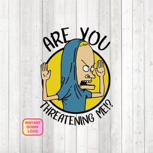 Può includere: Grafica a cartoni animati con un personaggio con camicia e cappuccio blu, all'interno di un cerchio giallo. Il testo "ARE YOU THREATENING ME!?" è in nero, con un pulsante rosa "DOWNLOAD IMMEDIATO".