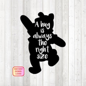 Peut inclure: Silhouette noire d'un ours avec un bras tendu, avec le texte "A hug is always the right size" en blanc. Une étiquette rose et jaune "Téléchargement instantané" est dans le coin inférieur gauche. Fond en bois clair.