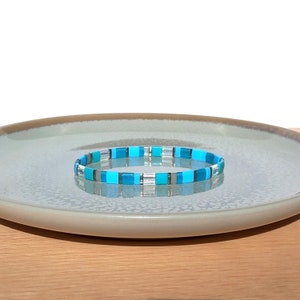 ミユキ ティラ ストレッチ ブレスレット、ターコイズブルー、グレー、パラジウムメッキのティラビーズ