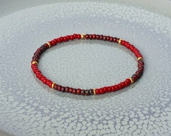 Glass beads stretch bracelet of medium-size rocailles in dark red, picasso red and gold color, comfortable every day boho jewelry