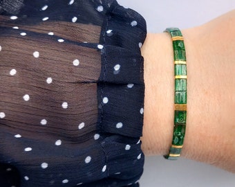 Glass tile stretch bracelet, emerald green and gold-plated miyuki tila beads