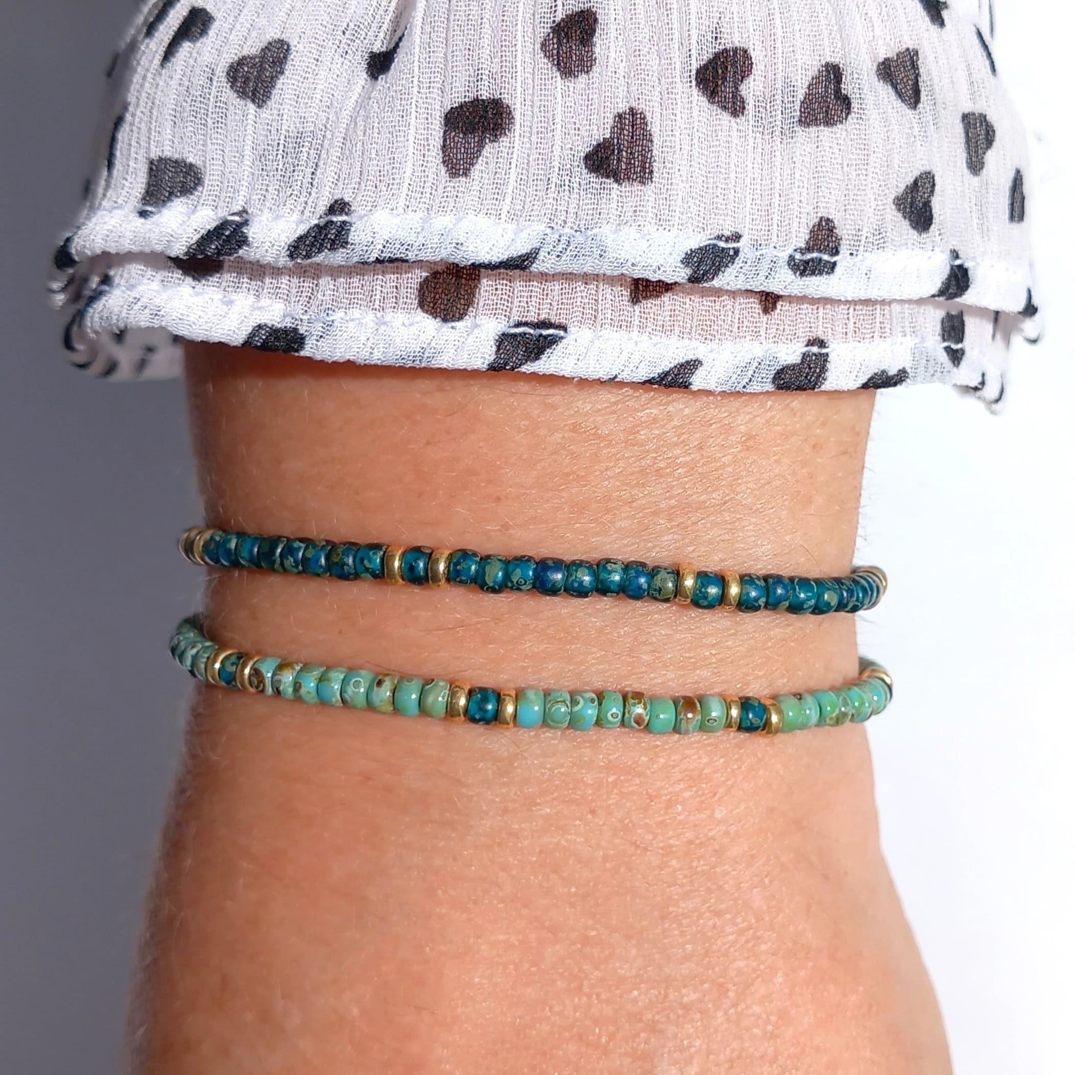 Glass beads stretch bracelet of medium-size rocailles in turquoise, teal and gold color, comfortable boho jewelry, single or set of two