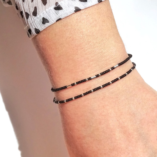 Dünnes Miyuki-Stretch-Armband aus winzigen Rocailleperlen in Schwarz und Silber, minimalistischer Stil, leicht, Rocailles