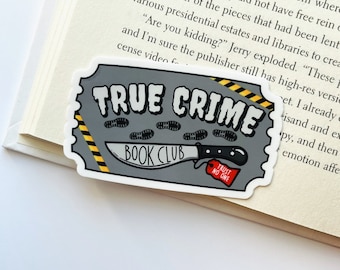 Autocollant de club de lecture True Crime | Stickers livresques | Cadeaux pour les lecteurs | Sticker club de lecture obsédé par les livres de Zazzle.be Liste d'envies Vous avez des idées ? Amateurs de livres à suspense