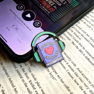Spilla smaltata per appassionati di audiolibri / Spilla smaltata libresca / Regali per lettori / Audiolibri / Regali libreschi / Libri romantici / Booktok / Book Love
