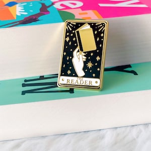 Spilla smaltata della carta dei Tarocchi del lettore / Spilla smaltata libresca / Regali per i lettori / Regali libreschi / Libri romantici / Booktok / Regalo per gli amanti dei libri