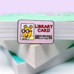 Pin de tarjeta de biblioteca / Pin de esmalte de ratón de biblioteca / Pin de libros / Regalos para lectores / Regalos para bibliotecarios