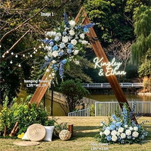 Könnte beinhalten: Ein dreieckiger Hochzeitsbogen aus Holz mit einem Blumenarrangement aus weißen und blauen Blüten, einem Leuchtschild mit der Aufschrift Kingley & Ethan und Bodendekoration. Die Hängeblume misst 0,91m x 0,37m, die Bodenblume 0,91m x 0,49m.