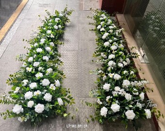 白いバラと緑の葉で作られた花のアーチ、結婚式用フラワーアレンジメント