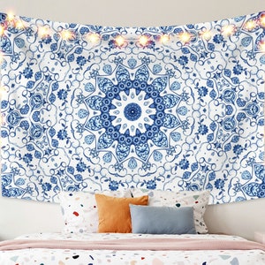 Arazzo da parete con mandala blu e bianco, indiano, hippie, boho, con sfondo floreale, poster di arazzo da parete, carta da parati mandala