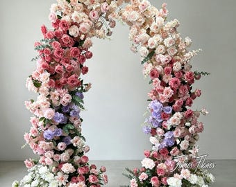 ブラッシュピンク、ダスティローズ、ラベンダーのフローラルホーンアーチ、ウェディング用造花アーチ装飾