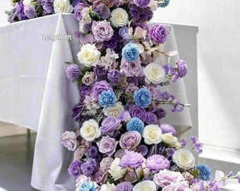 Caminho de mesa artificial em tons de marfim e roxo, arranjos florais para centro de mesa de casamento.