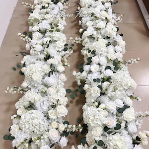 Chemin de rangée de fleurs de mariage blanc crème, fleur de chemin d&#39;allée, arche de fleurs, centres de table fleurs, décoration d&#39;escalier de mariage, décoration d&#39;arche de guirlande de fleurs