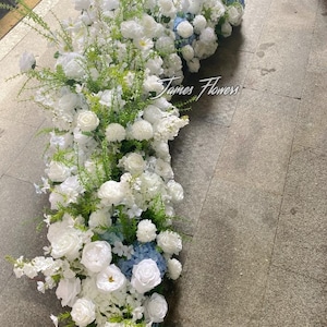 Tapis d&#39;allée bleu clair mariage fleur de sol guirlande florale arche escalier fleur au sol composition florale centres de table floraux