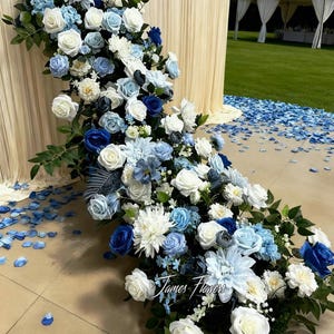 Arreglo floral en tonos azules, flores para arco de boda