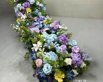 青紫色の造花ランナー、結婚式のメインテーブル装飾