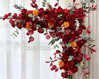 Vinröd konstgjord blombåge, elegant bakgrund för bröllopsceremoni