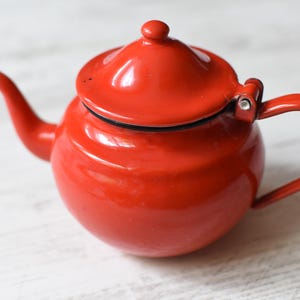 Vintage Enamel Teapot//Rustic Tea Kettle//Enamel Coffee Pot//Enamelware Kettle//Small Teapot//70&#39;s kitchen//VTG bushcraft pot/Rustic Enamel