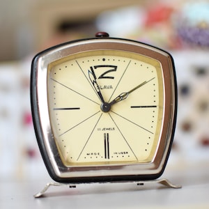 Reloj despertador soviético antiguo y raro en funcionamiento/Reloj mecánico/Reloj despertador de escritorio Slava/Reloj de mesa vintage/Hecho en la URSS en la década de 1960/Reloj despertador ruso