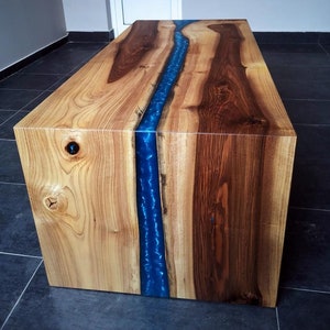 Wasserfall-Flusstisch aus Walnussholz und blauem Epoxidharz Blauer Couchtisch mit Osmo-Wachsöl Epoxy / Live Edge-Harztisch
