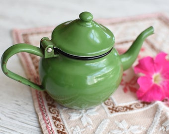 Vintage Enamel Teapot//Rustic Tea Kettle//Enamel Coffee Pot//Enamelware Kettle//Small Teapot//70's kitchen//VTG bushcraft pot/Rustic Enamel