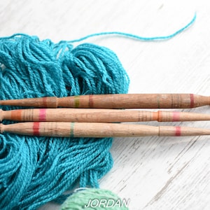 Lot de 3 broches vintage//Broche en bois//Outils de tissage en bois//Broche primitive faite main//Décoration de ferme//Broches en bois tournées à la main