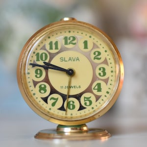 Raro orologio da tavolo sovietico funzionante/orologio meccanico/sveglia da tavolo Slava/orologio da tavolo vintage/prodotto in URSS negli anni '60/sveglia russa
