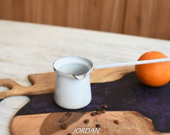 cafetière turque vintage en émail//cuisine de ferme antique//vaisselle en émail champêtre français//décor de cuisine rustique// antiquités de cuisine