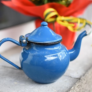 Vintage Enamel Teapot//Rustic Tea Kettle//Enamel Coffee Pot//Enamelware Kettle//Small Teapot//70&#39;s kitchen//VTG bushcraft pot/Rustic Enamel