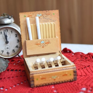 Scatola per sigarette in legno vintage // Scatola in legno fatta a mano // Scatola per sigarette // Vecchia scatola per sigarette degli anni '70 // Portasigarette unico dipinto a mano