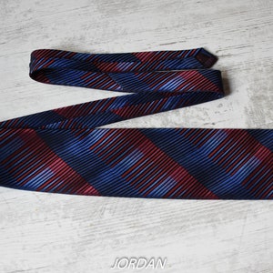 Vintage Necktie//Men&#39;s Necktie//Diagonal Stripe Polyester Tie//Classic 1970s Men&#39;s Fashion//Gift For Him -original and elegant accessory