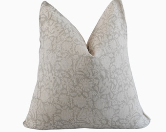 Designer Floral Soft Grau auf natürlichem Leinen Kissenbezug, Floral Dekokissen, botanische Dekokissen, weiche graue Kissen, High End Kissen