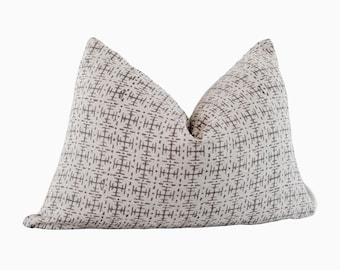 Lumbale linnen lichtbruine beige kussensloop | Neutraal geruit sierkussen | Boutique kussen met bruin motief