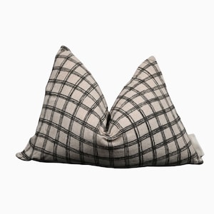 Lumbale beige linnen kussensloop, neutrale kussenslopen, beige en witte ruit sierkussens, geruite sierkussen, beige linnen kussens