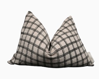 Lumbale beige linnen kussensloop, neutrale kussenslopen, beige en witte ruit sierkussens, geruite sierkussen, beige linnen kussens