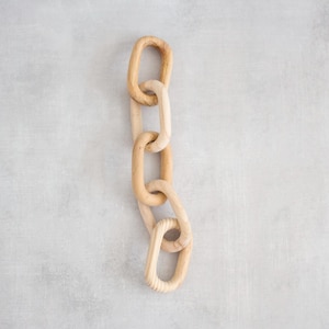 Hand Carved Wood Chain Link Decor – 5 Link Rustic Farmhouse Decorative Chain for Living Room, Wall Art, and Housewarming Gift