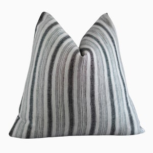 Kussensloop met zwarte streep blokprint, kussensloop met zwarte streep, kussenslopen met zwarte strepen, kussens met zwart gestreepte kussens, kussen gebroken wit, kussen met gestreepte nerf
