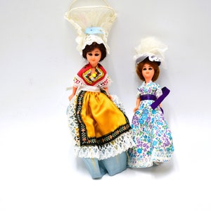 2 bambole eleganti vintage in plastica con occhi da sonno