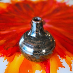 Mini vase bourgeon marron poterie émaillée brillant signé à la base